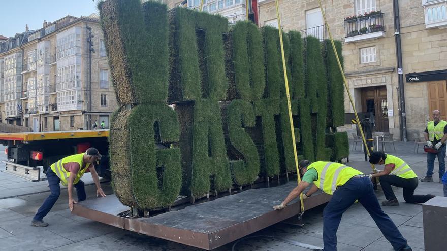 En imágenes: La Virgen Blanca recupera la escultura vegetal tras las fiestas