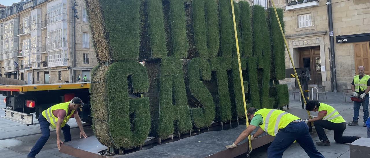En imágenes: La Virgen Blanca recupera la escultura vegetal tras las fiestas