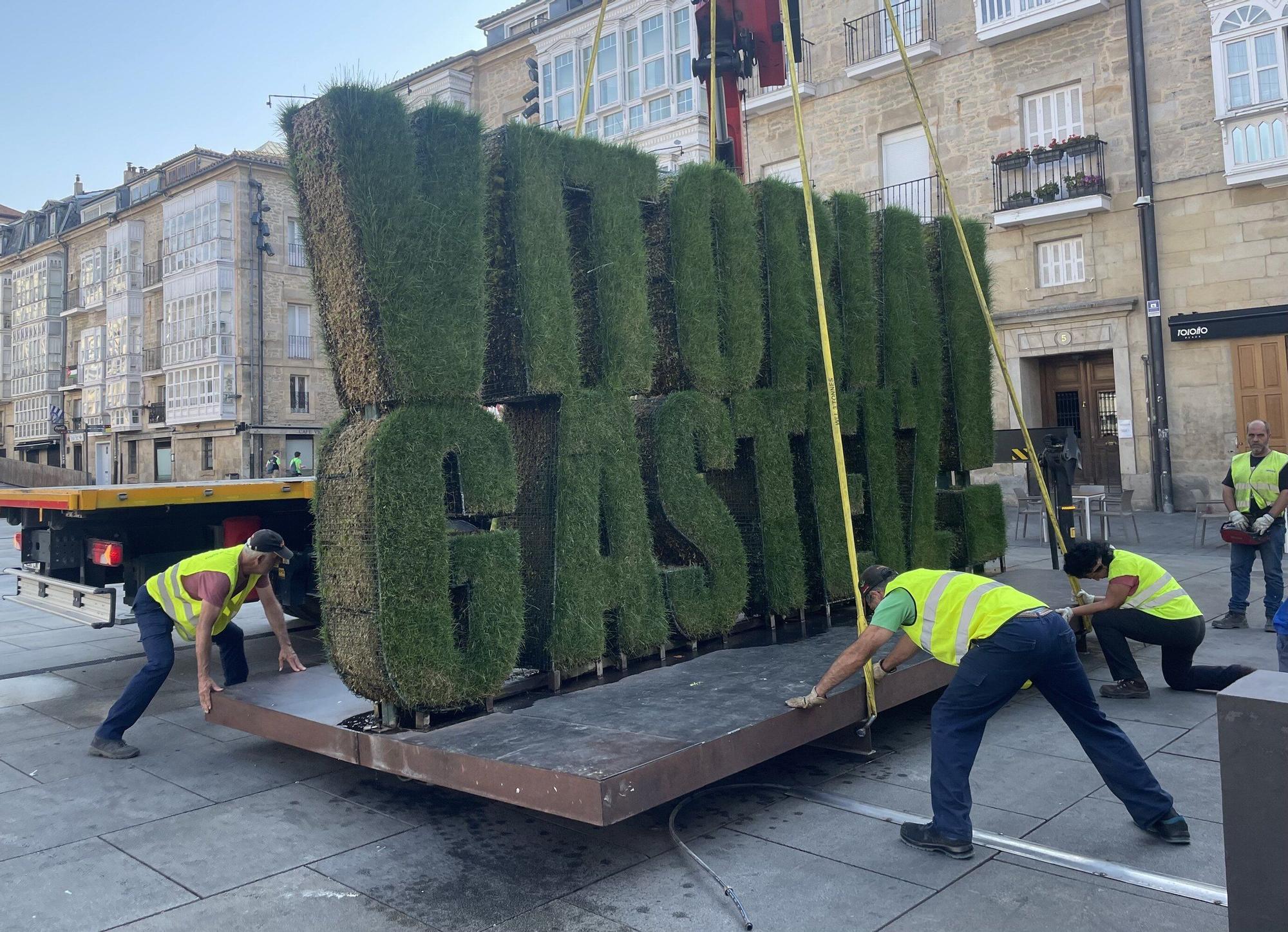 En imágenes: La Virgen Blanca recupera la estatua de musgo vegetal