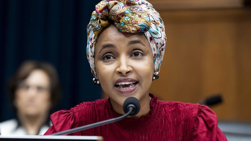 Un hombre rocía con una sustancia química a la congresista demócrata Ilhan Omar durante un discurso en Minneapolis