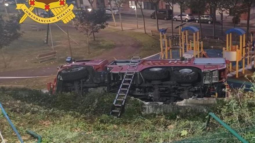 Un camión de bomberos del aeropuerto de Bilbao cae a un parque infantil de Sondika