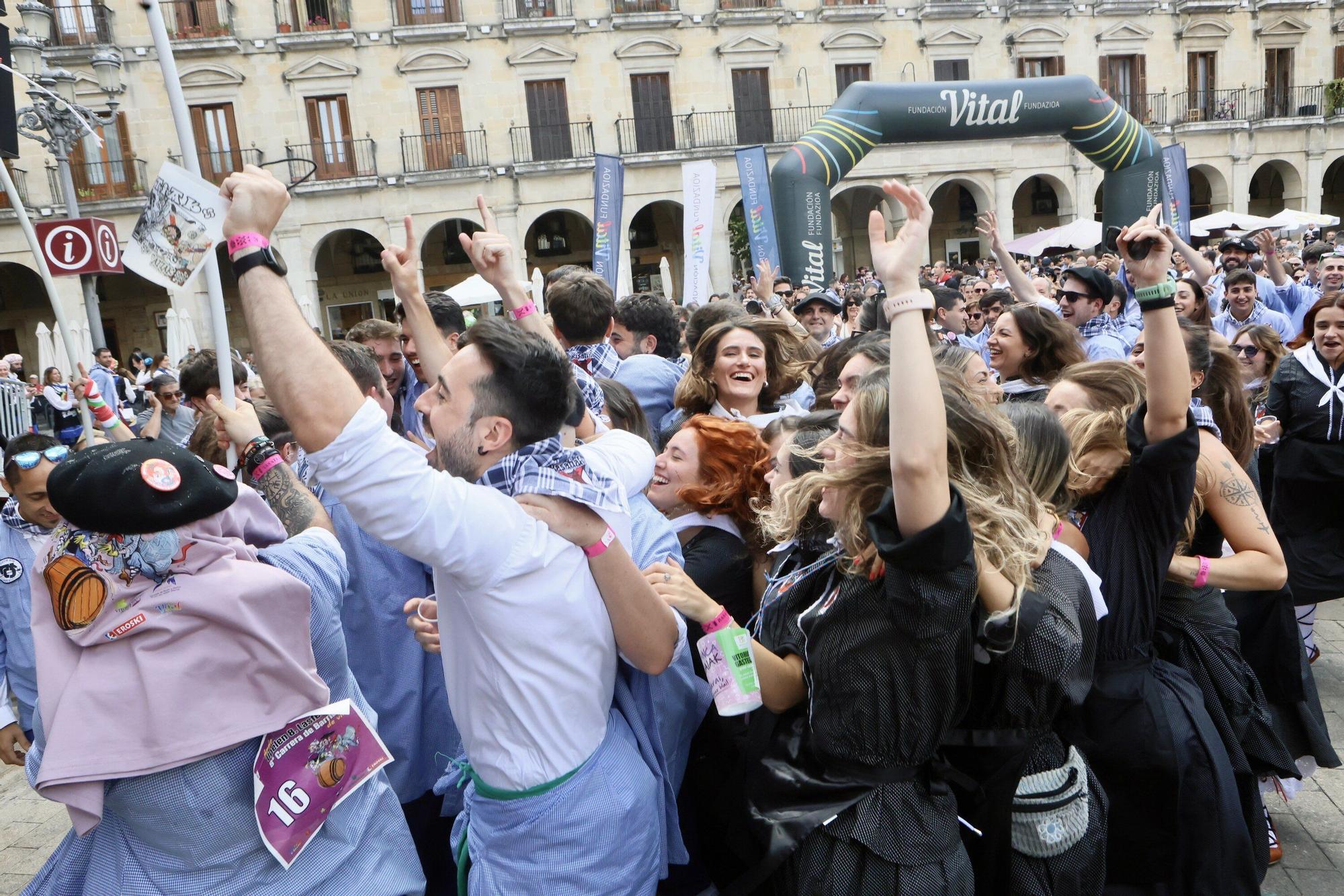 En imágenes: Basatiak gana de nuevo la Carrera de Barricas