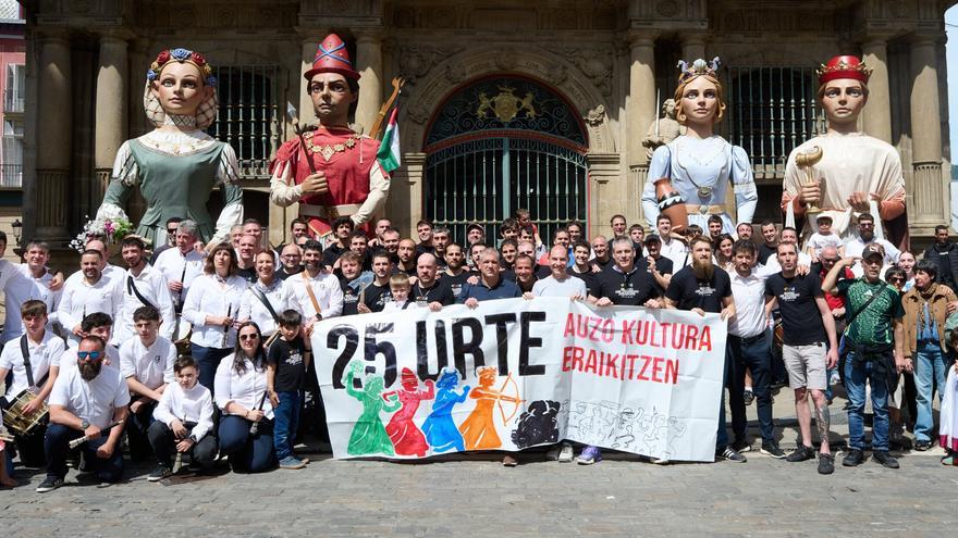 La Comparsa de Gigantes del Casco Viejo celebra 25 años construyendo cultura de barrio