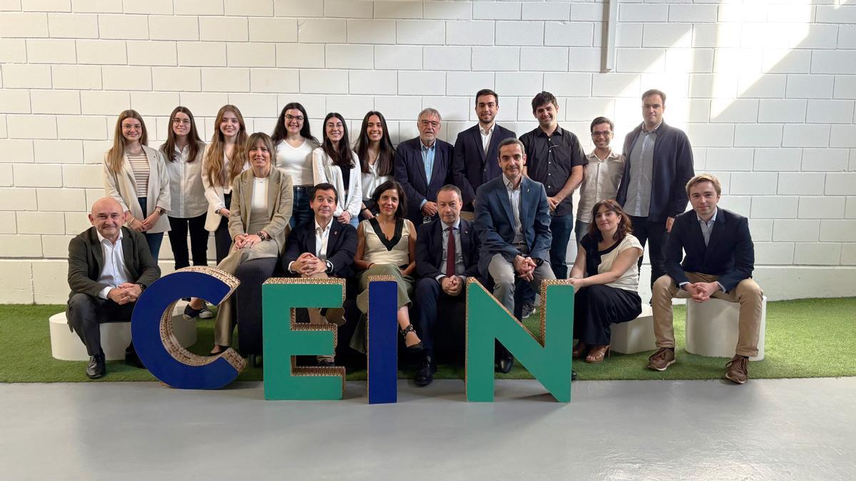 Alumnado, con profesorado, el consejero Mikel Irujo, la directora gerente de Cein, Uxue Itoiz, y el rector de la UPNA, Ramón Gonzalo.