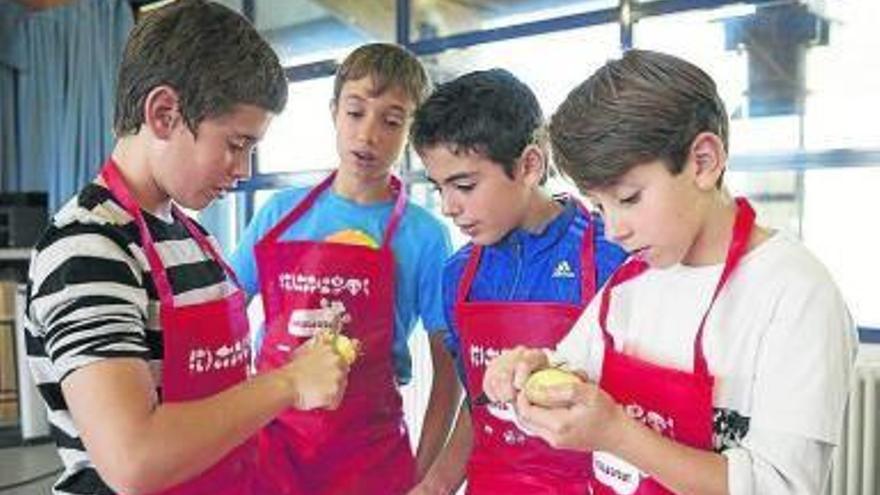 Alumnos pelan patatas dentro del proyecto Sukaldatu.