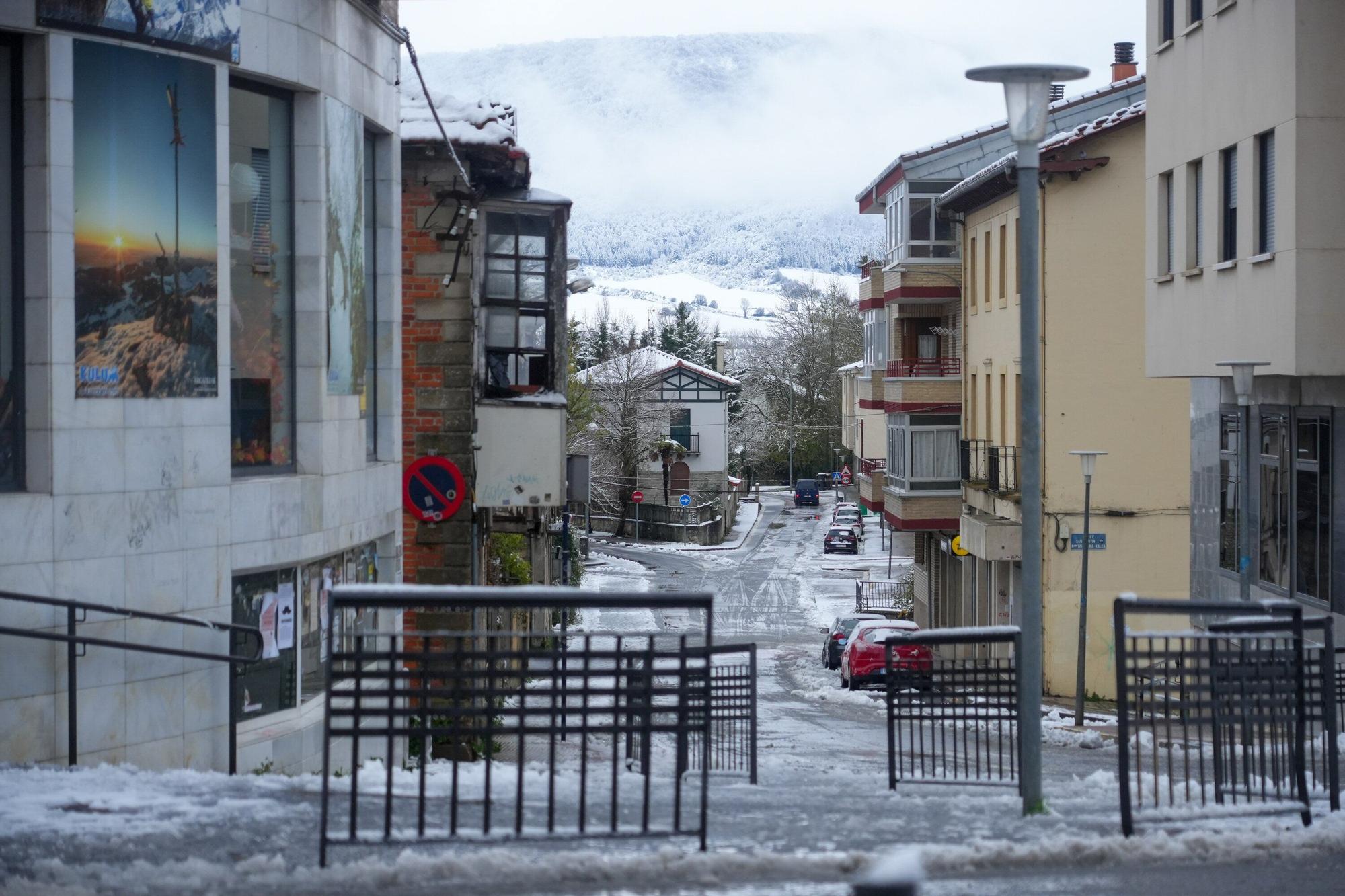 Agurain amanece cubierta por un manto blanco