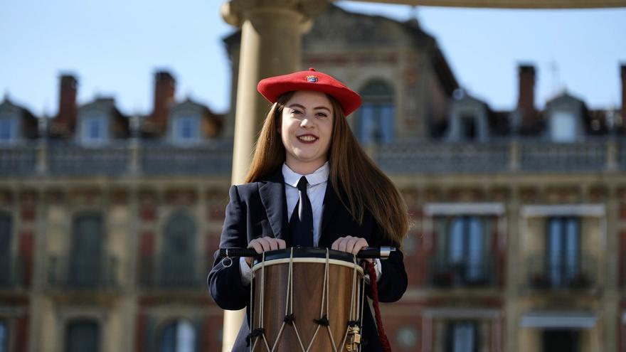 Ainhoa González, primera mujer en la banda municipal de txistularis de Pamplona en 84 años