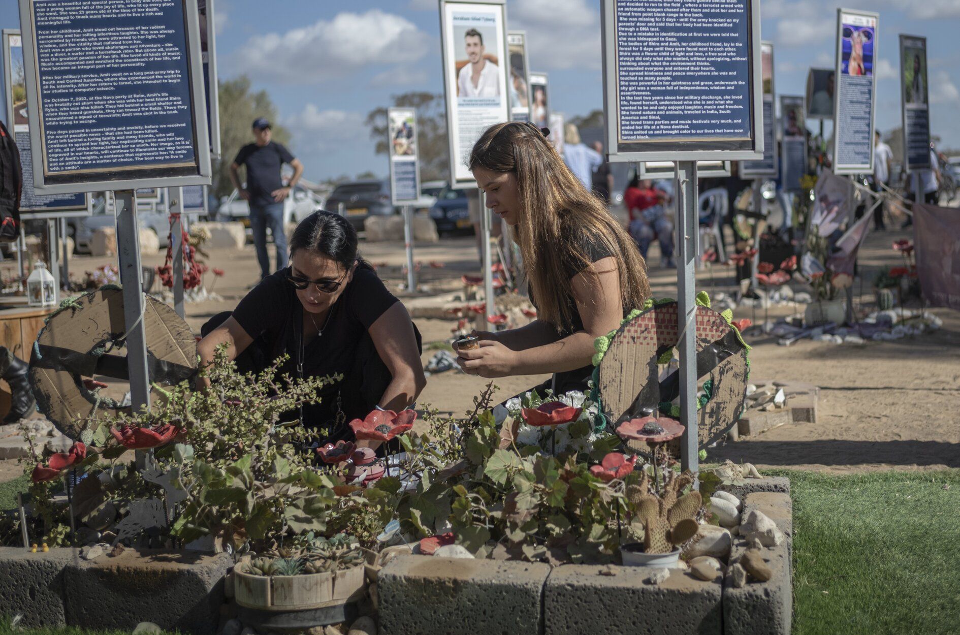 Familias israelíes visitan los monumentos conmemorativos en el recinto del festival de música Nova