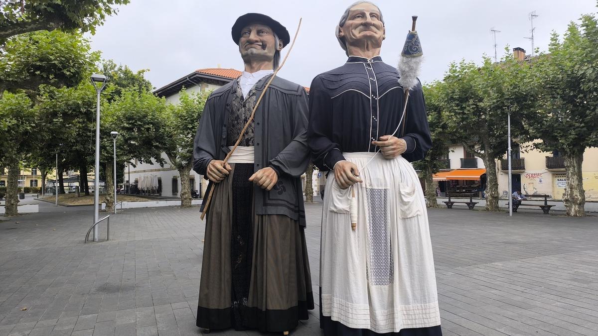 Pareja de gigantes en la presentación de la Euskal Jira / Unai Macias Pareja de gigantes en la presentación de la Euskal Jira / Unai Macias