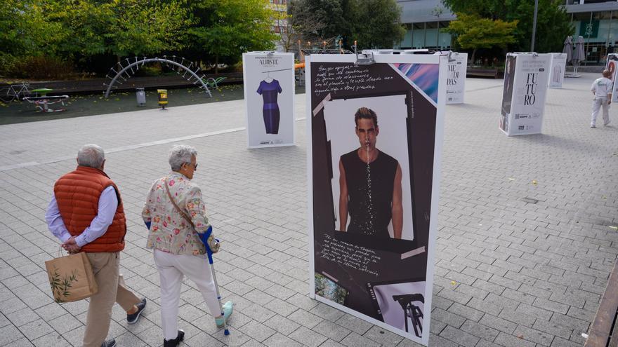 Una exposición callejera anima a los vitorianos a reutilizar la ropa