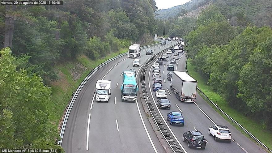 Colas de hasta 8 kilómetros en la AP-8 en Deba por un accidente