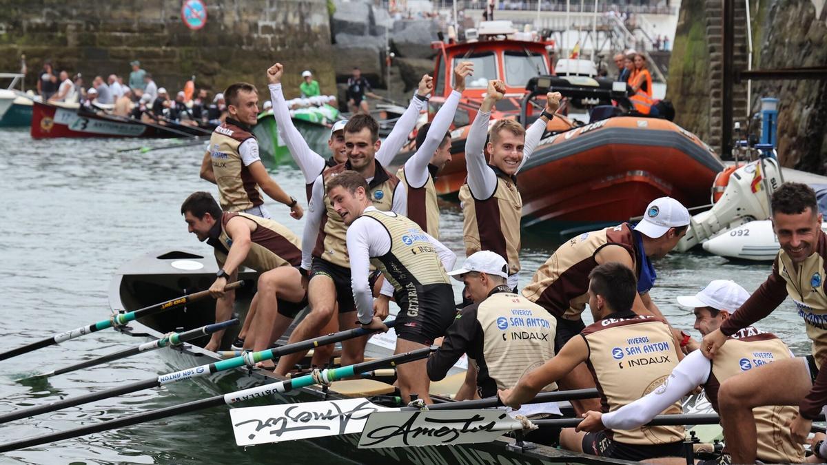Los remeros de Getaria celebran su clasificación el año pasado en la rampa del muelle donostiarra.