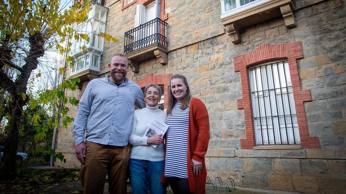 Ana Ayerdi junto a sus hijos Vicente y Teresa frente a lo que fue la casa de la dirección de la antigua granja agrícola de Navarra y Vascongadas.