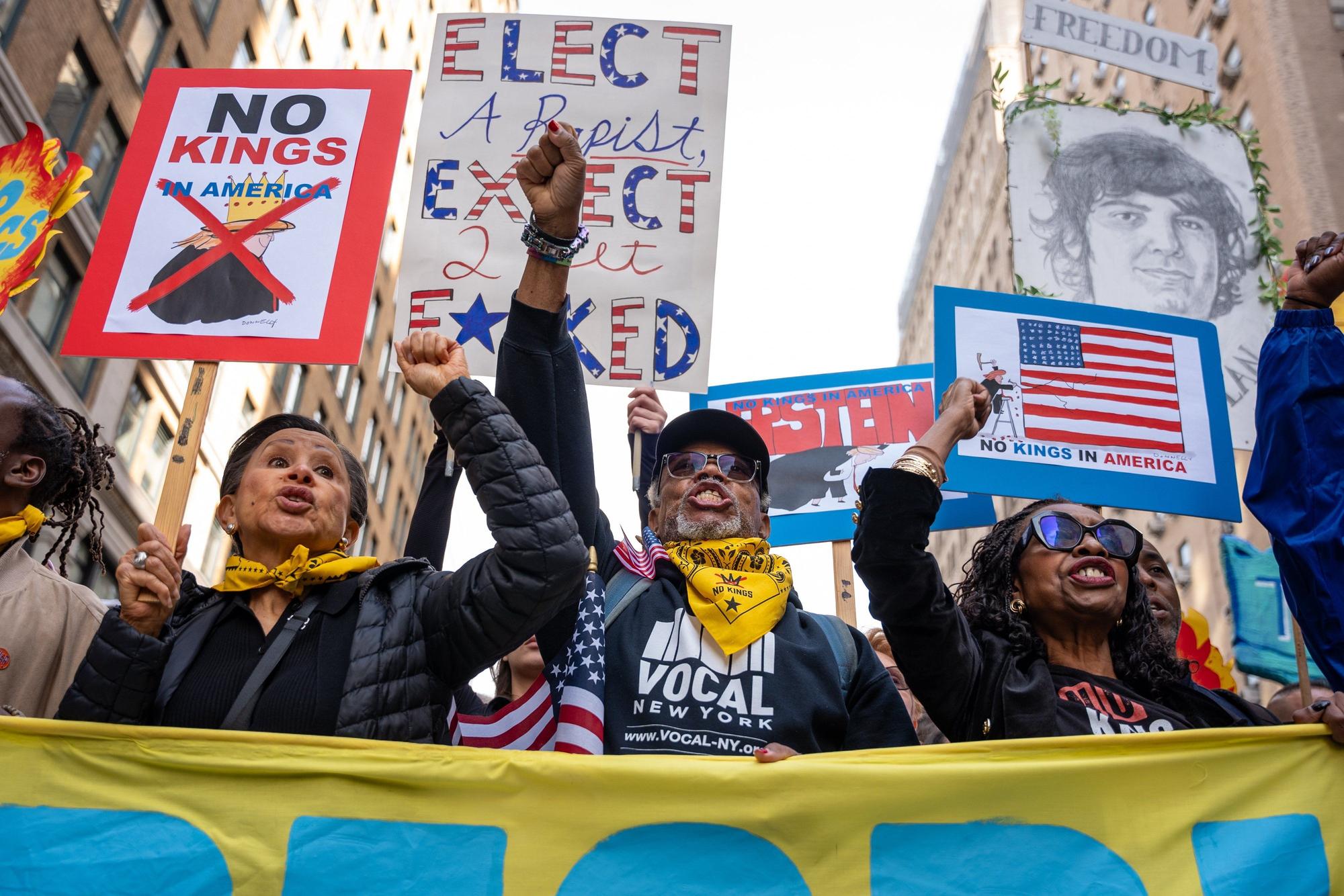 Miles de estadounidenses protestan contra Trump: "No queremos reyes"