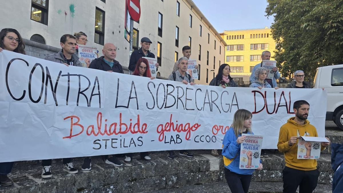 Pancarta desplegada por los sindicatos durante el anuncio de la huelga en FP de Navarra del 3 al 5 de noviembre