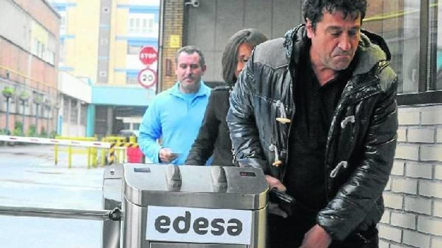 Varios trabajadores abandonan la planta de Edesa de Basauri tras la reunión con el consejo rector de Fagor Electrodomésticos.