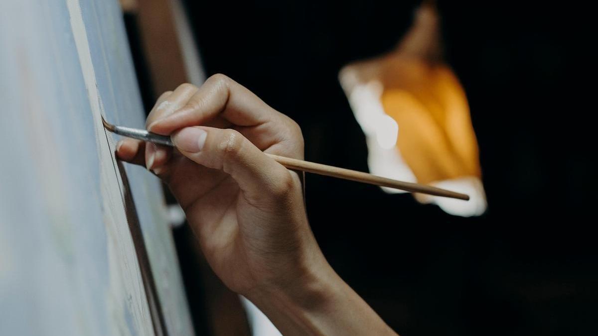 Una joven pinta sobre un lienzo