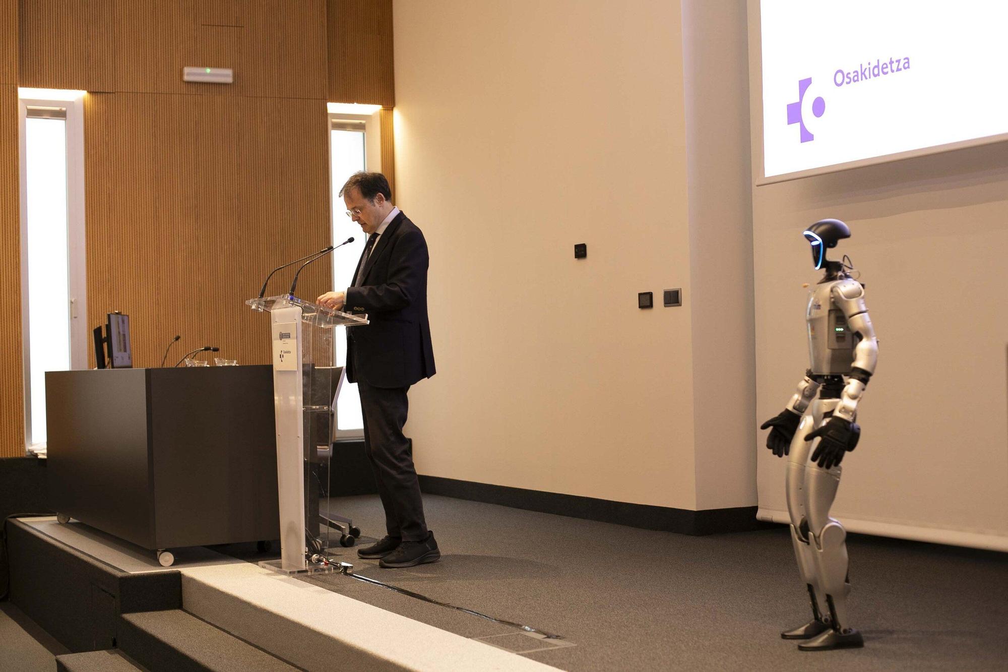 En imágenes: Así es SAAKI, el nuevo robot pediátrico que ayudará a los niños ingresados en el HUA-Txagorritxu