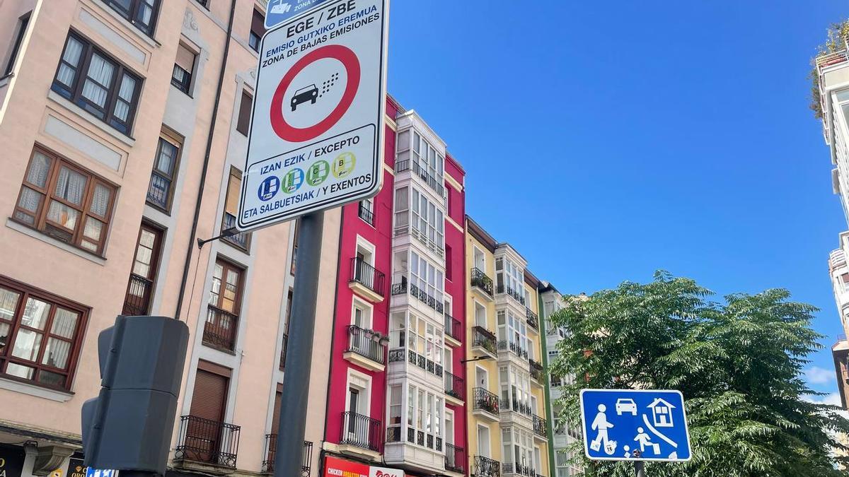 Un cartel informa de la entrada a la zona de bajas emisiones de Vitoria.