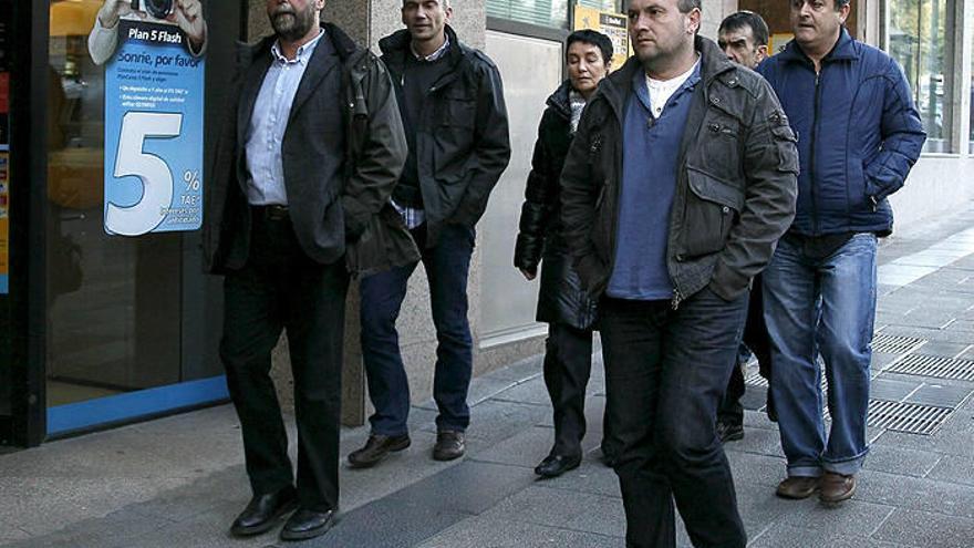 Los dirigentes abertzales Joseba Álvarez (izda en primer término) y Joseba Permach (izda en segundo término), junto a la abogada Jone Goirizelaia, llegan a la Audiencia Nacional para ser juzgados.