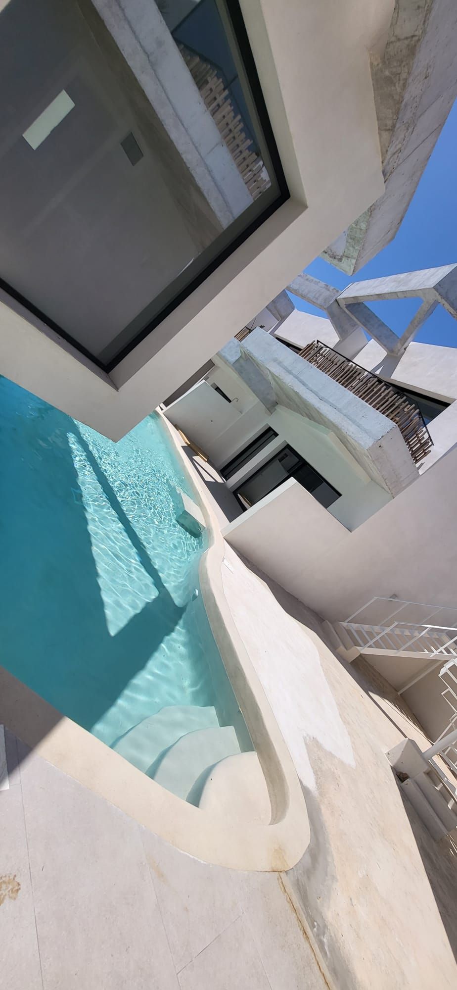 Lo rompedora piscina Mediterranean Sea, diseñada por una constructora donostiarra, para un hotel en Menorca