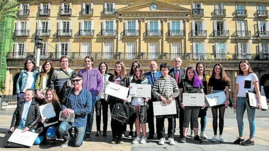 2017ko irabazleak, Urrutia eta Martínez BBK Fundazioko buruarekin batera.