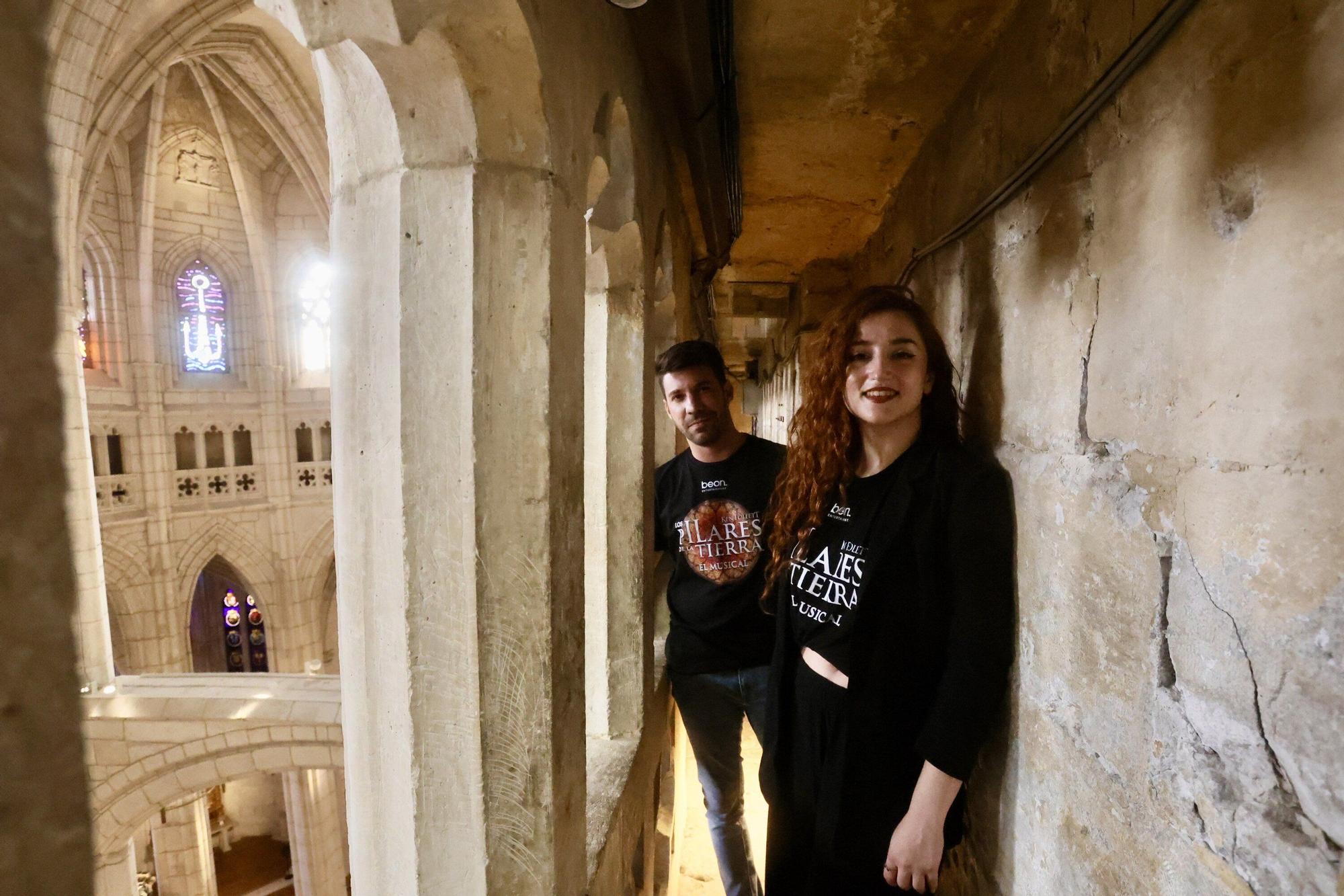 En imágenes: Parte del equipo de 'Los pilares de la Tierra, el musical' visita la Catedral Santa María de Vitoria-Gasteiz