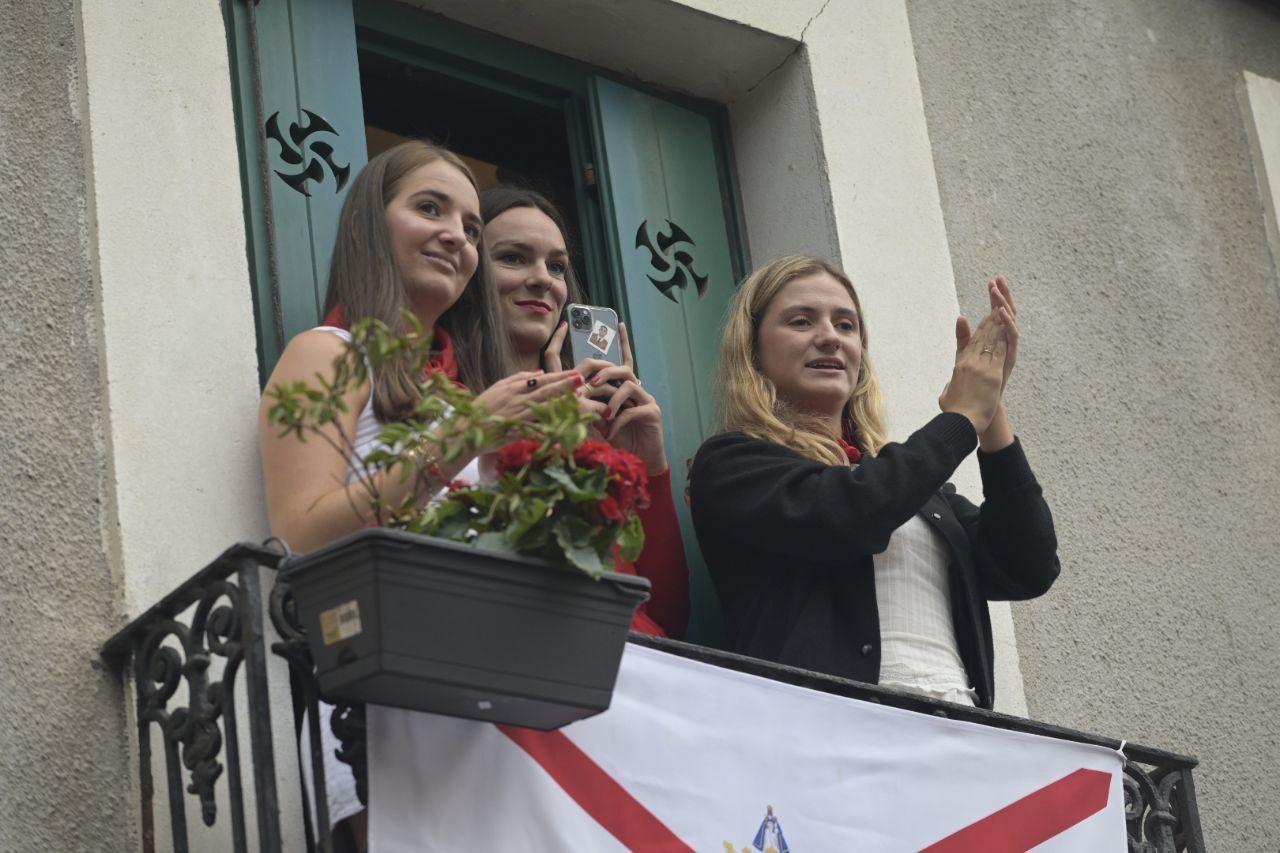 El Alarde desfila por las calles de Hondarribia