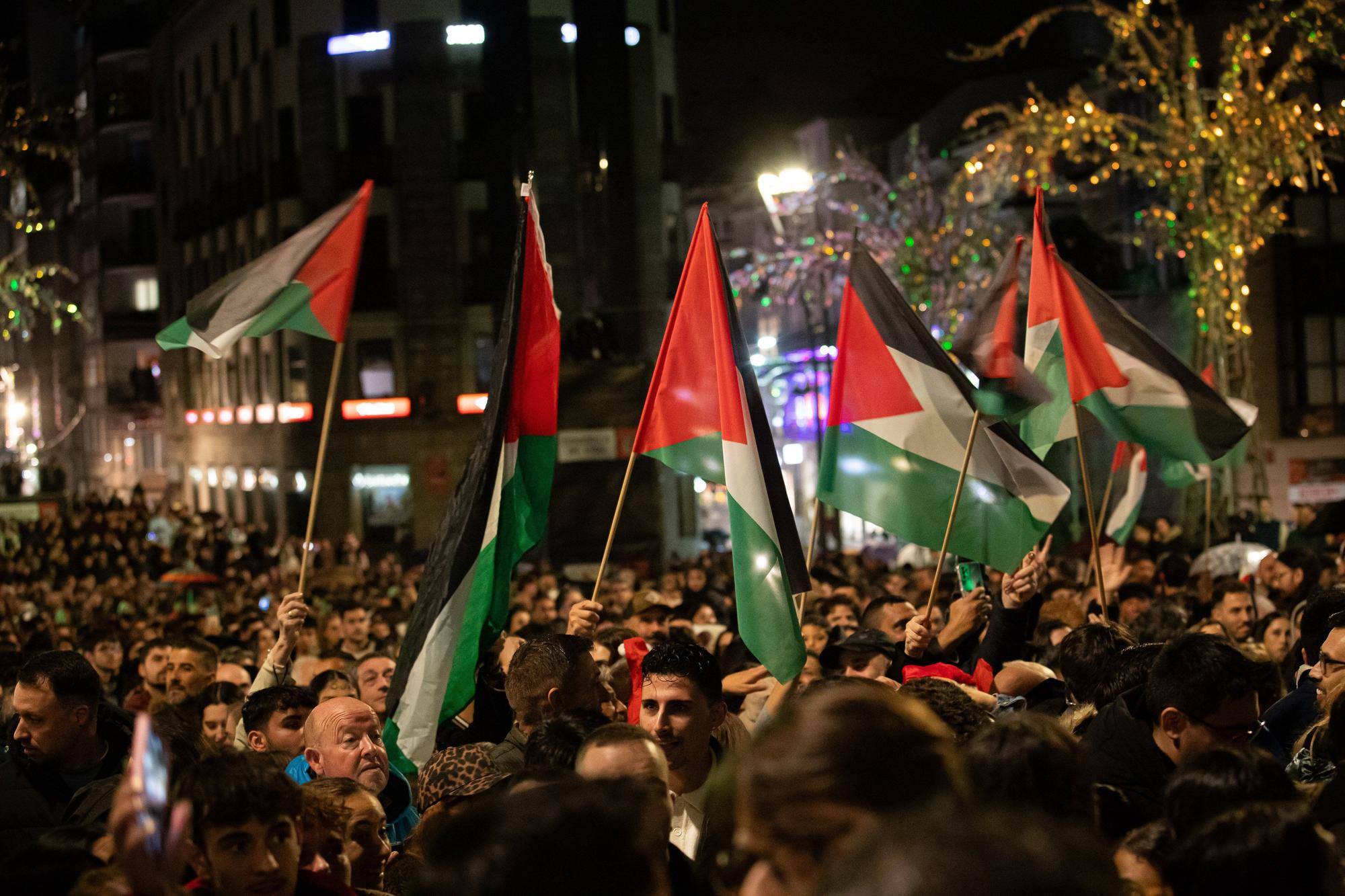 En imágenes: Ya es Navidad en Vigo: así ha sido el accidentado encendido de luces