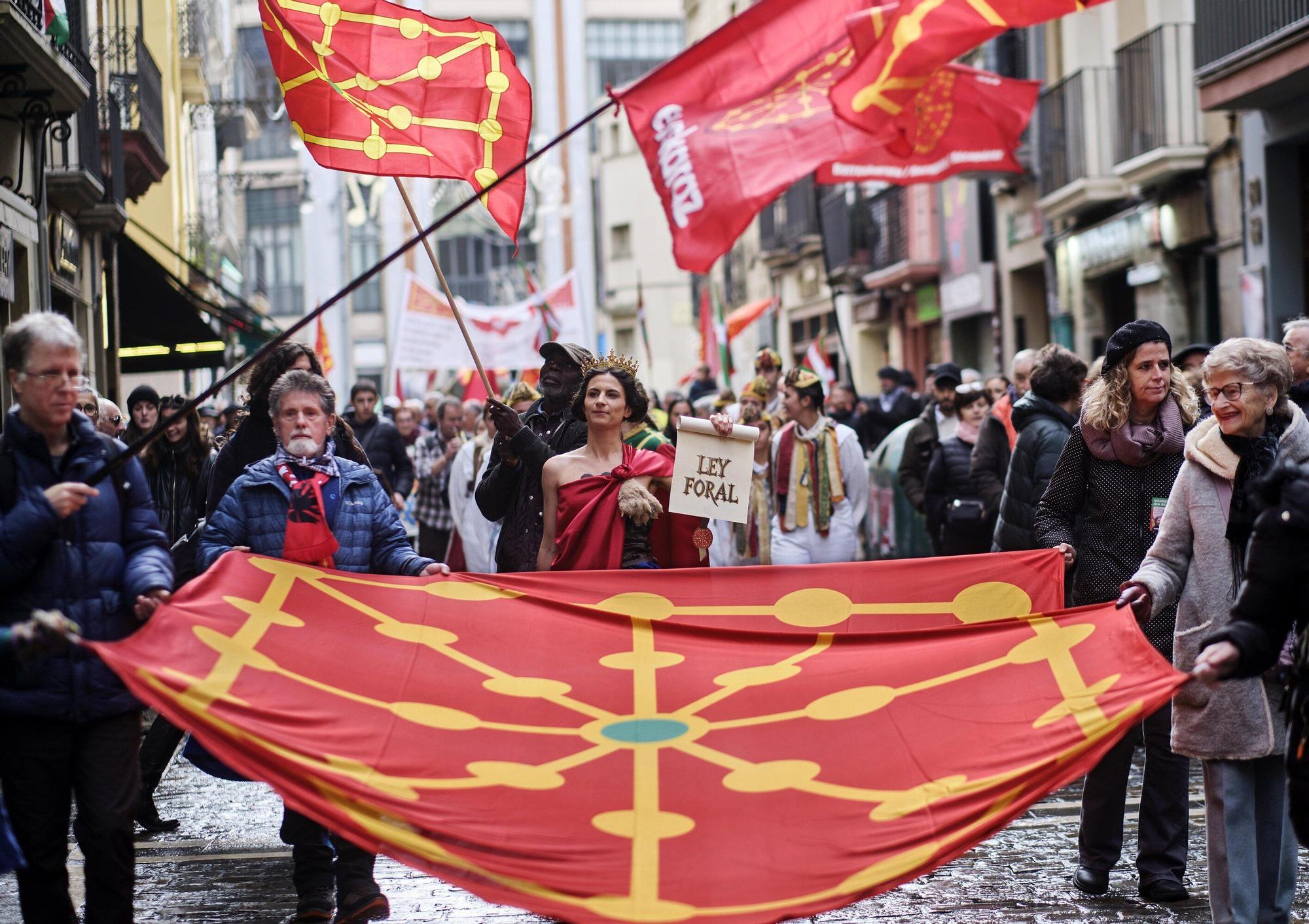 Fotos del homenaje a la estatua que corona el monumento que se erigió hace más de 100 años recordando la lucha popular en el Día de Navarra