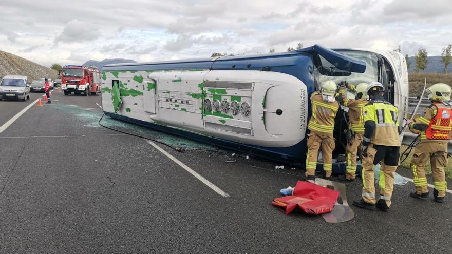 Imagen del autobús volcado.