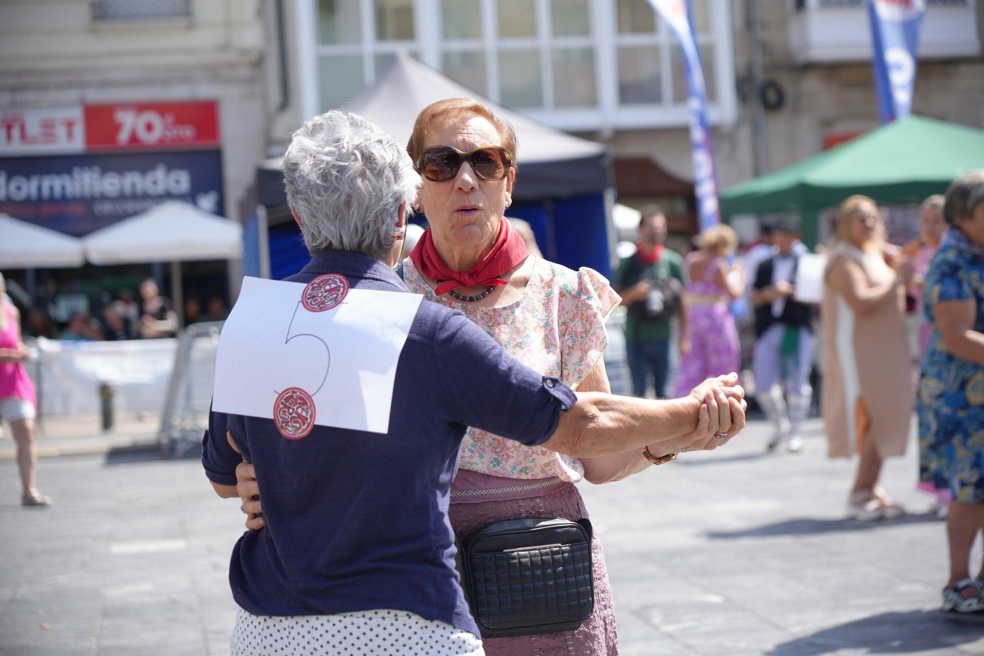 En imágenes: El meneíto veterano llena de bailables la plaza de la Provincia