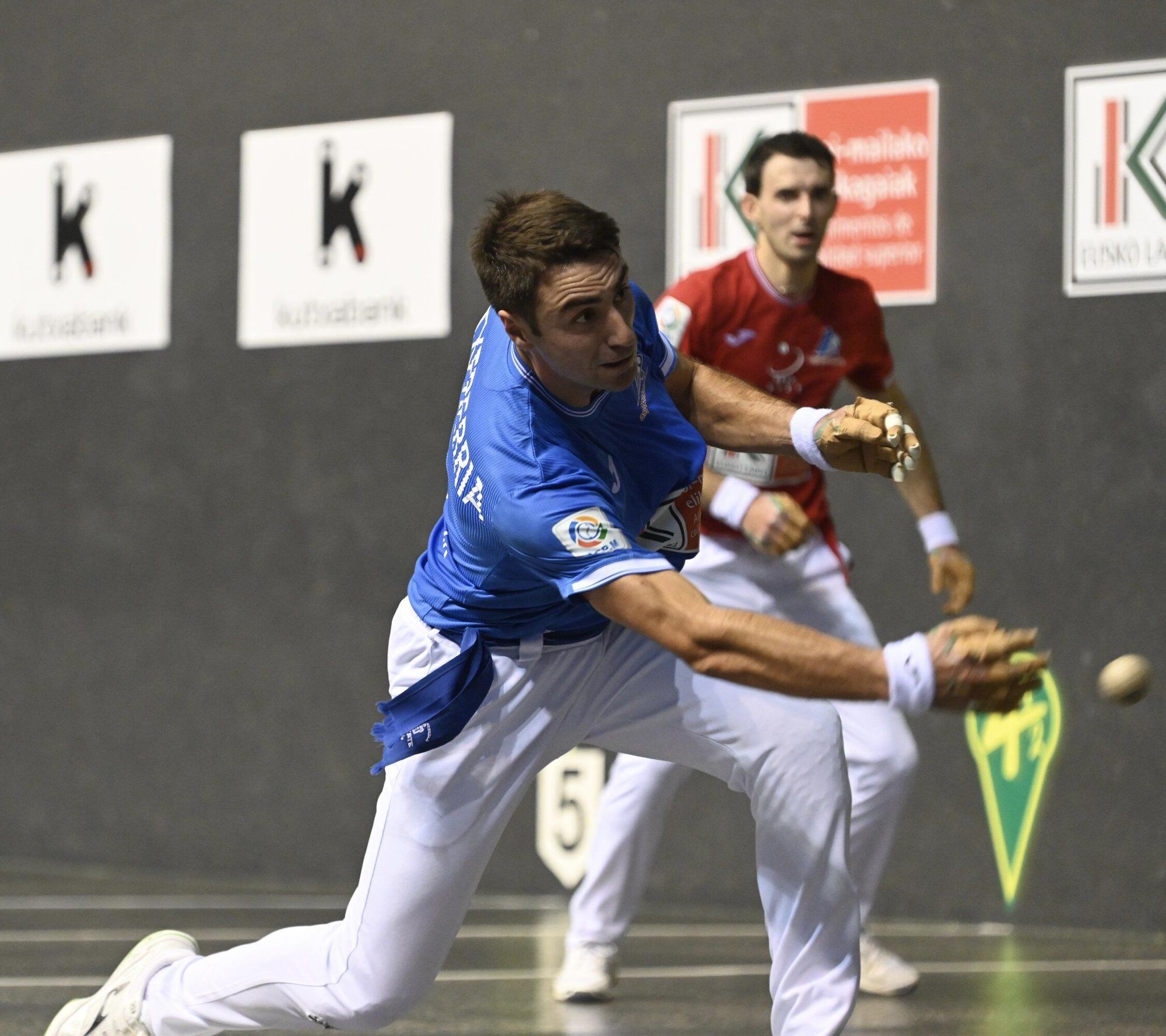 Peio Etxeberria, finalista del Cuatro y Medio por tercera vez consecutiva después de ganar a Altuna III en el Atano III de Donostia.