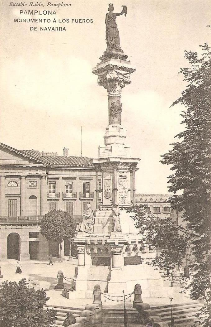 El monumento a los Fueros, recién terminado. Postal de Eusebio Rubio