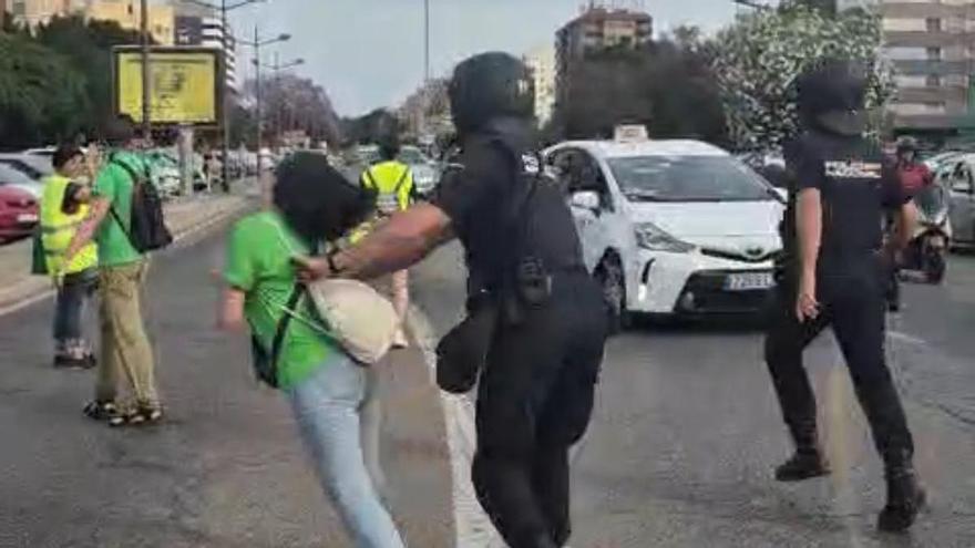 Denuncian la "brutal agresión" de un policía a una manifestante por la educación pública en Valencia