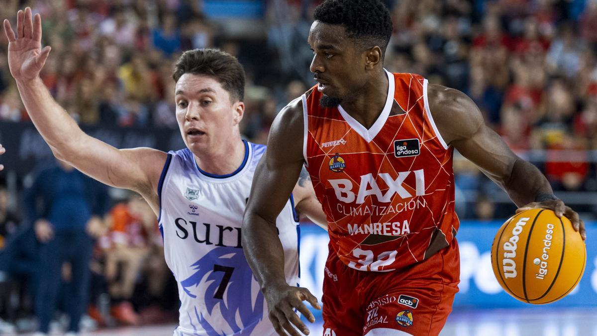 Justin Jaworski persigue a Retin Obasohan.