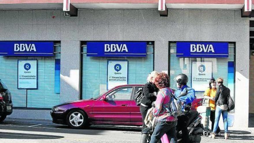 Imagen de la sucursal del BBVA en la que se cometió ayer el atraco, en la calle Errekatxiki de Usurbil.