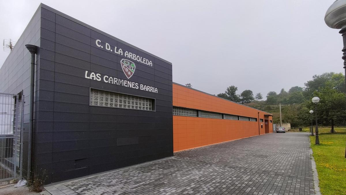 El campo de fútbol de Las Cármenes  Barria en La Arboleda acogerá un gimnasio municipal.