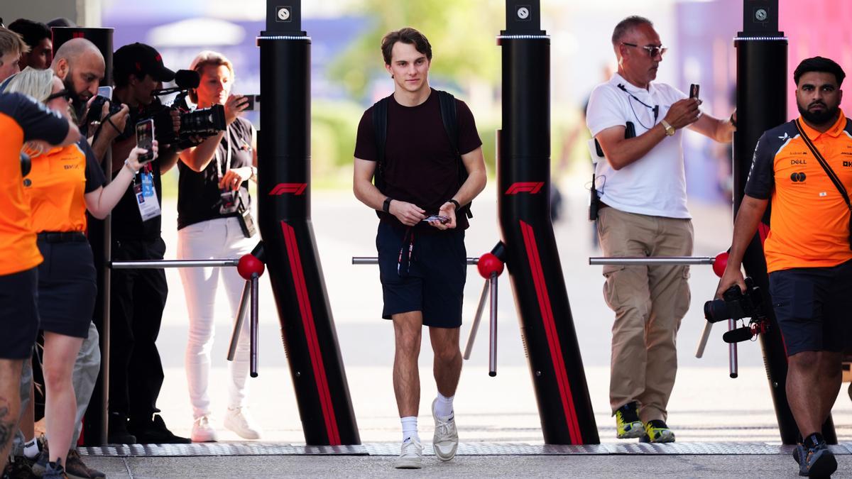 Piastri accede al circuito de Losail, donde este fin de semana se celebra la penúltima carrera del año.