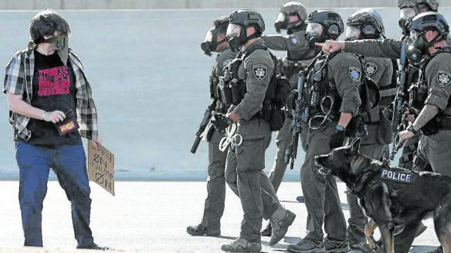 La policía se enfrenta a un manifestante en una protesta en Walnut Creek, California. Foto: Efe