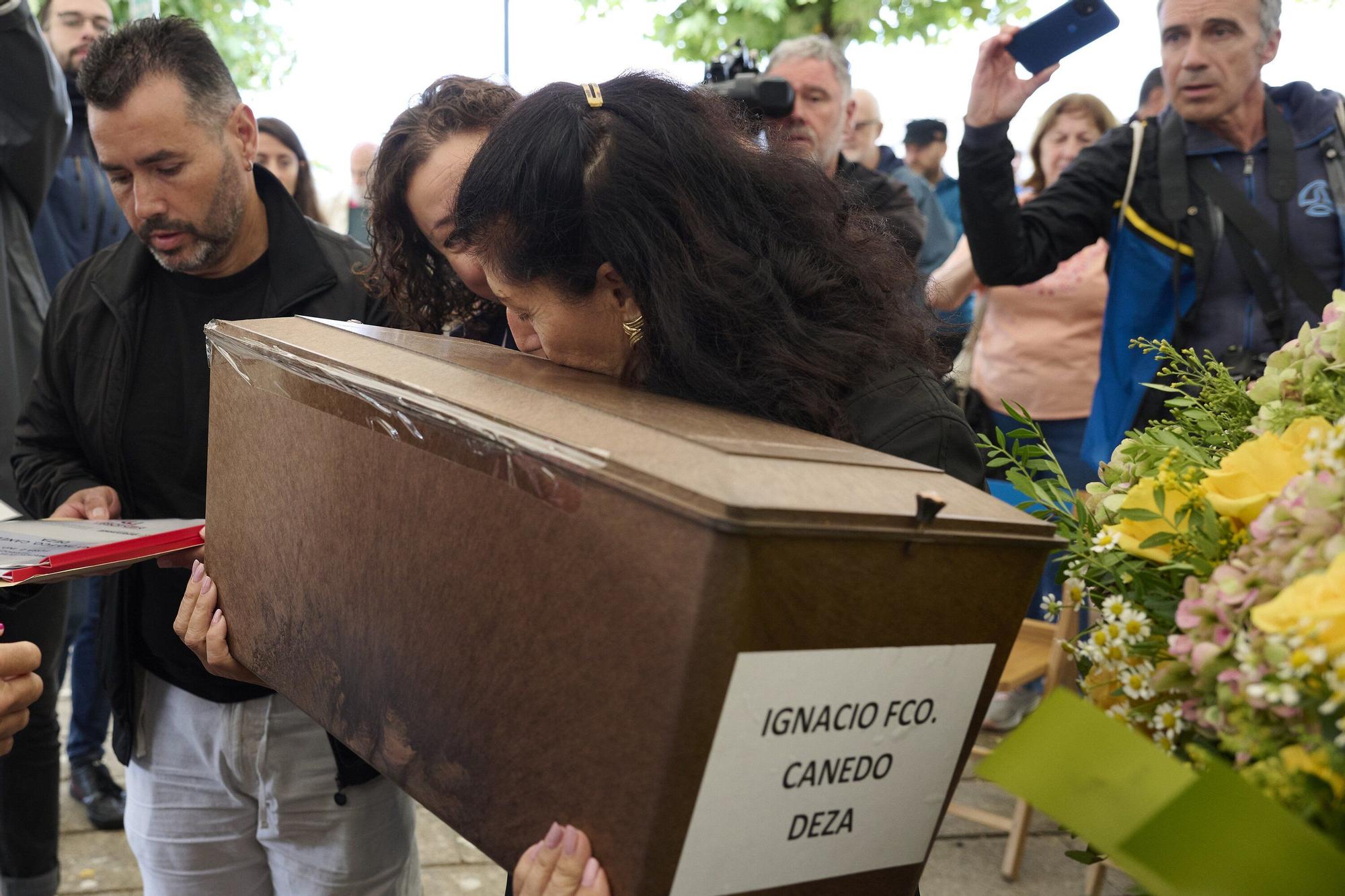 Ana Ollo entrega los restos del joven estadounidense fusilado a su familia en Berriozar