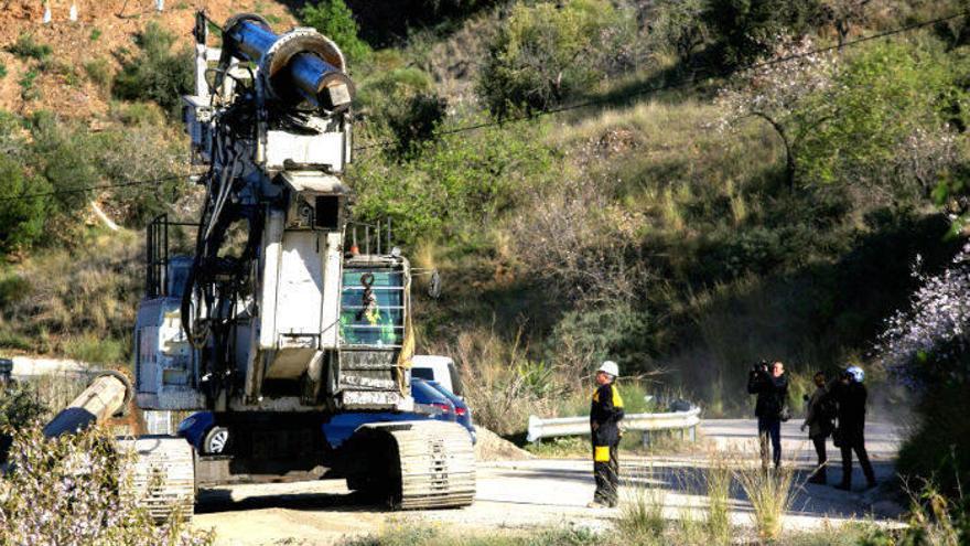 Uno de los camiones pluma que trabajaron en las labores de rescate de Julen abandona la zona.