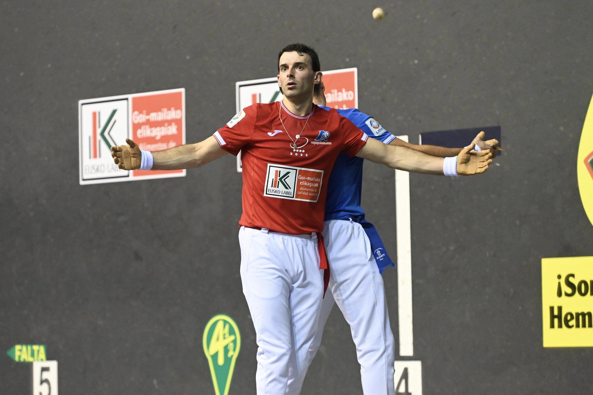 Peio Etxeberria, finalista del Cuatro y Medio por tercera vez consecutiva después de ganar a Altuna III en el Atano III de Donostia.