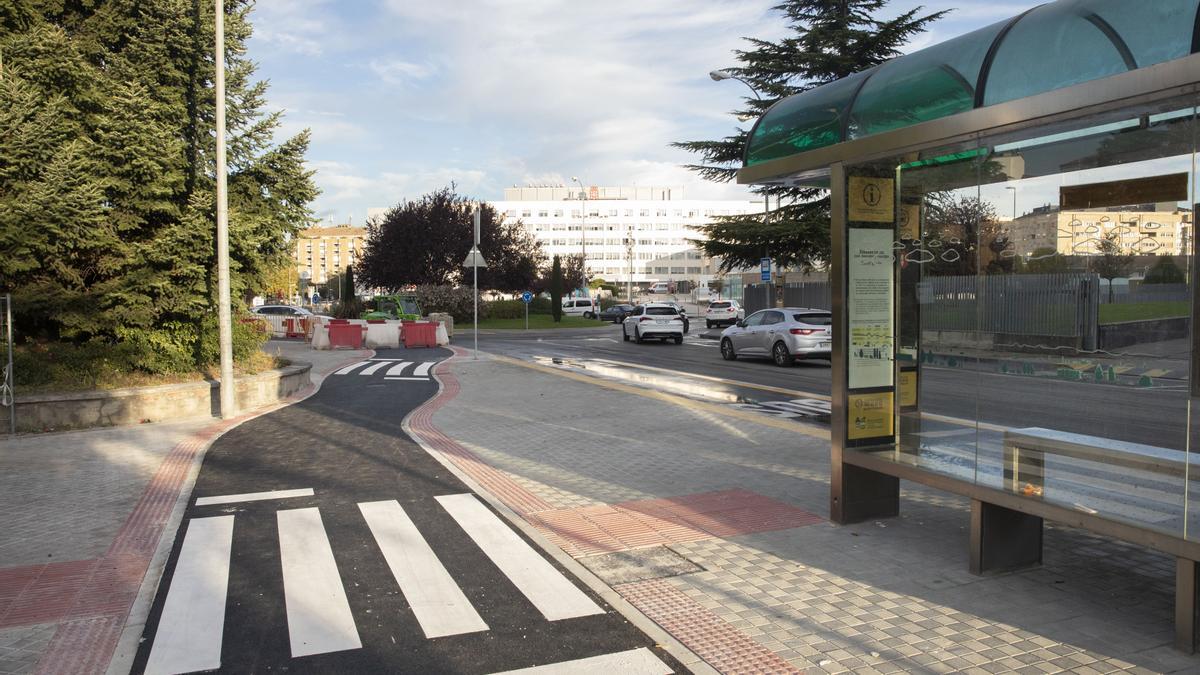 El carril bici de Irunlarrea discurre tras la parada de villavesas.