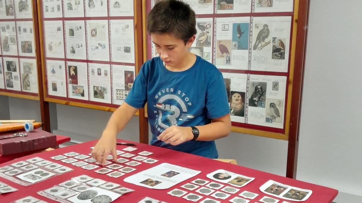 Joven miembro de Armuru preparando su colección de monedas