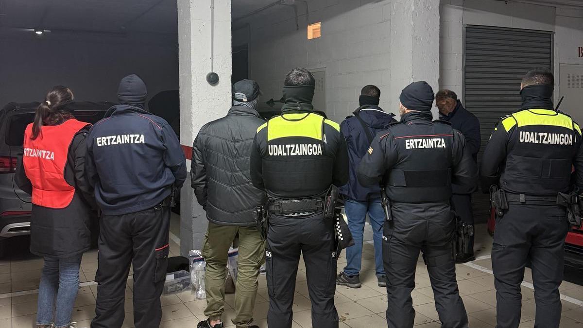 Tres personas han sido detenidas y toras tres investigadas