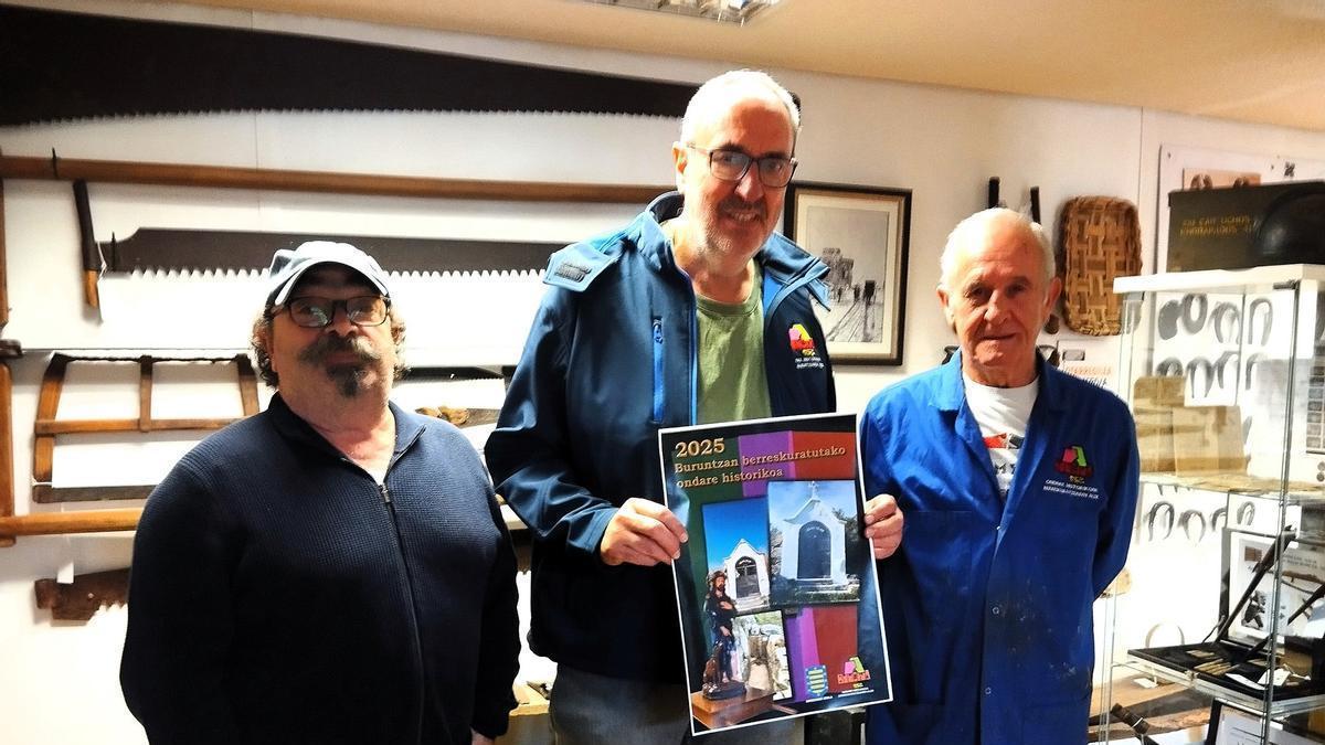 Los miembros de Burdina en su local