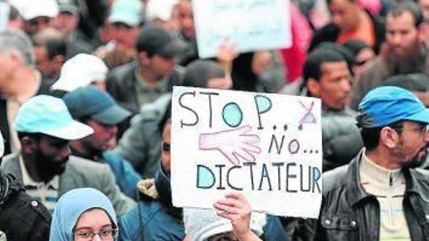 Una joven sostiene un cartel contra la dictadura.