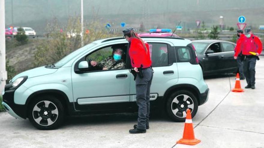 Una agente pregunta el motivo de su tránsito a una conductora.