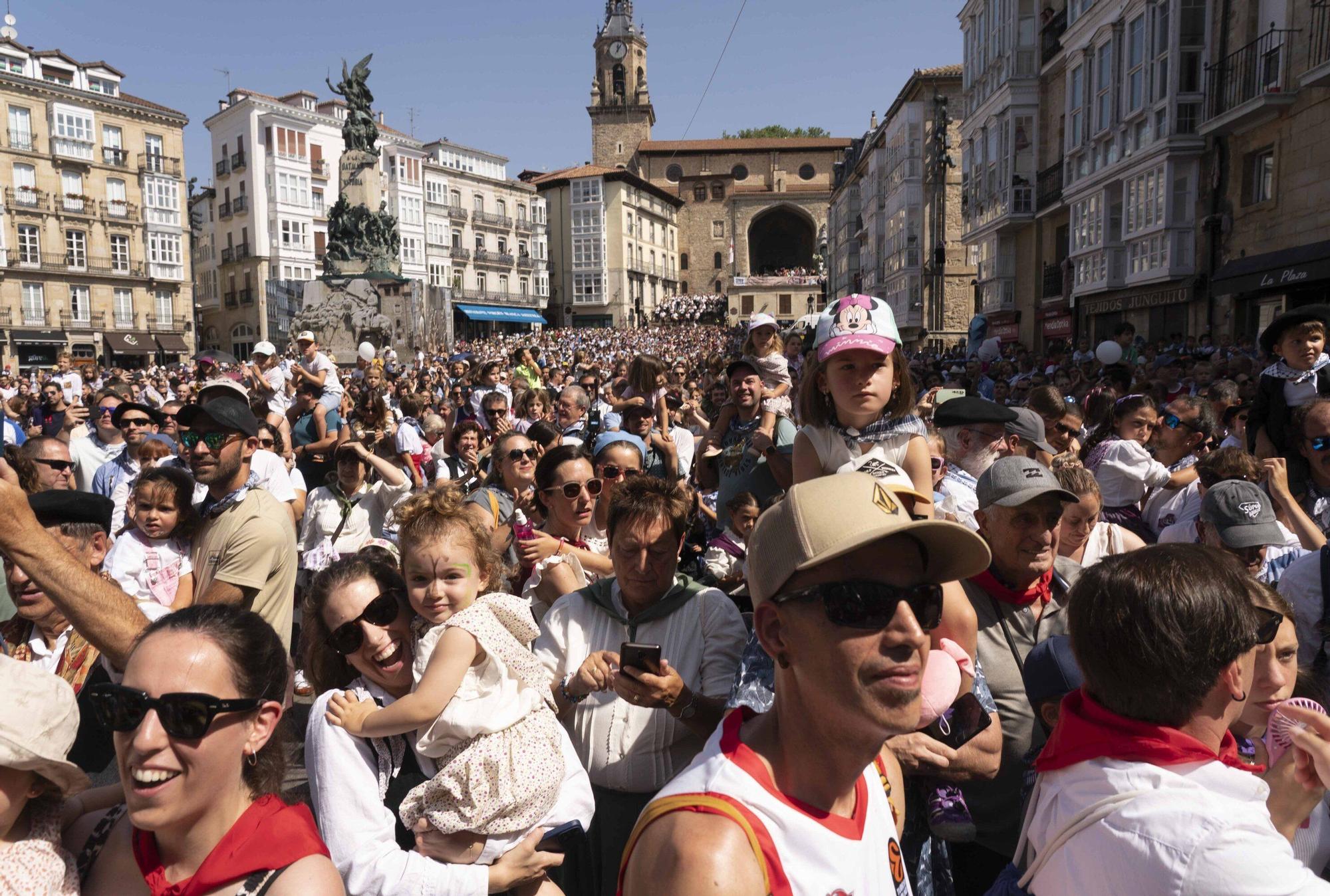 En imágenes: Edurne y Celedón Txiki abarrotan un año más la plaza de la Virgen Blanca